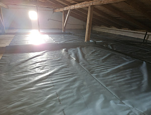 Zateplení stropu rodinného domu pomocí foukané izolace